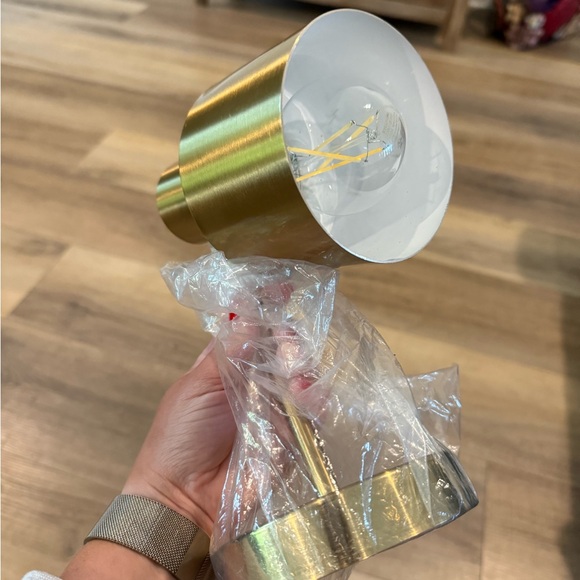 🔴 Gold Wall Sconce Light Fixture- hardwired- NWT- R49 - Picture 8 of 9